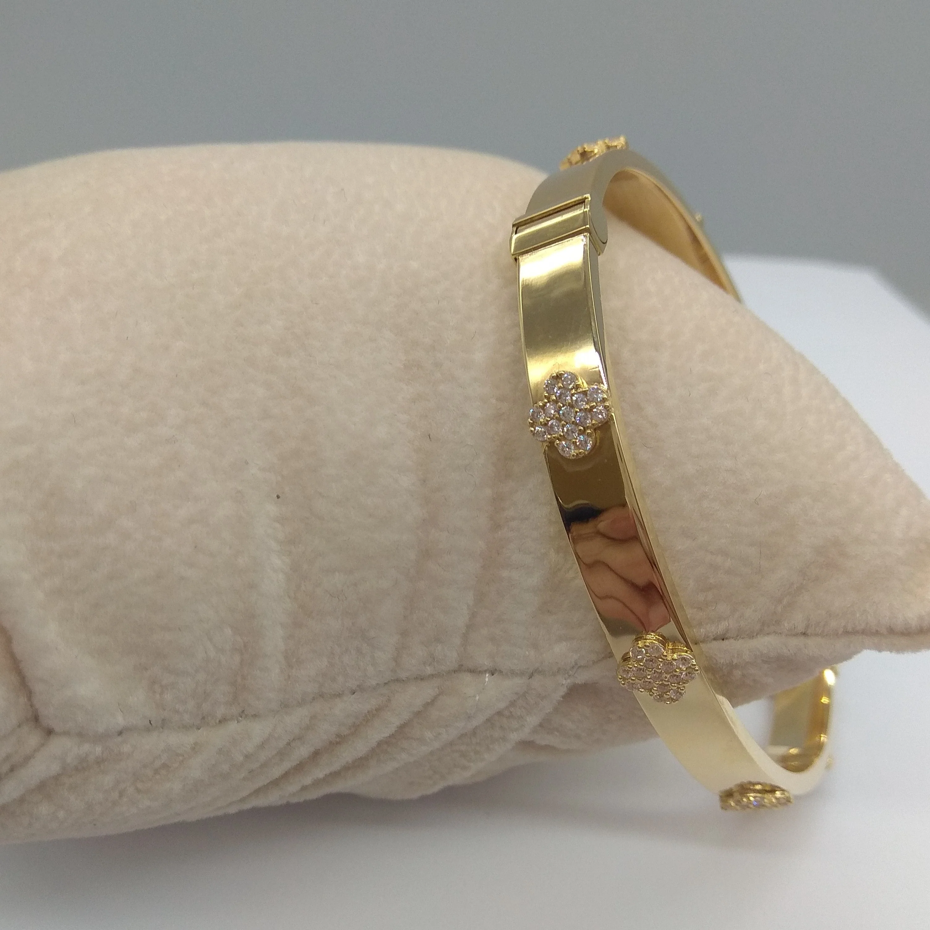 18K Pure Gold Elegant Bangle - Image 4