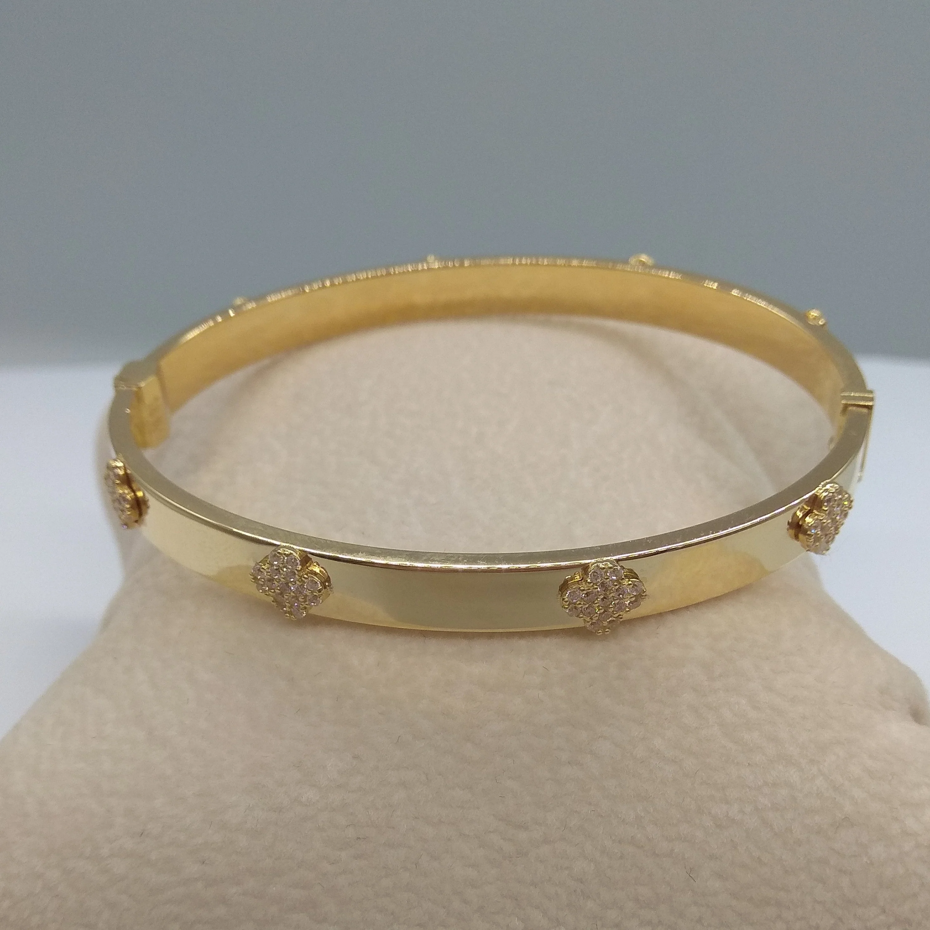 18K Pure Gold Elegant Bangle - Image 5
