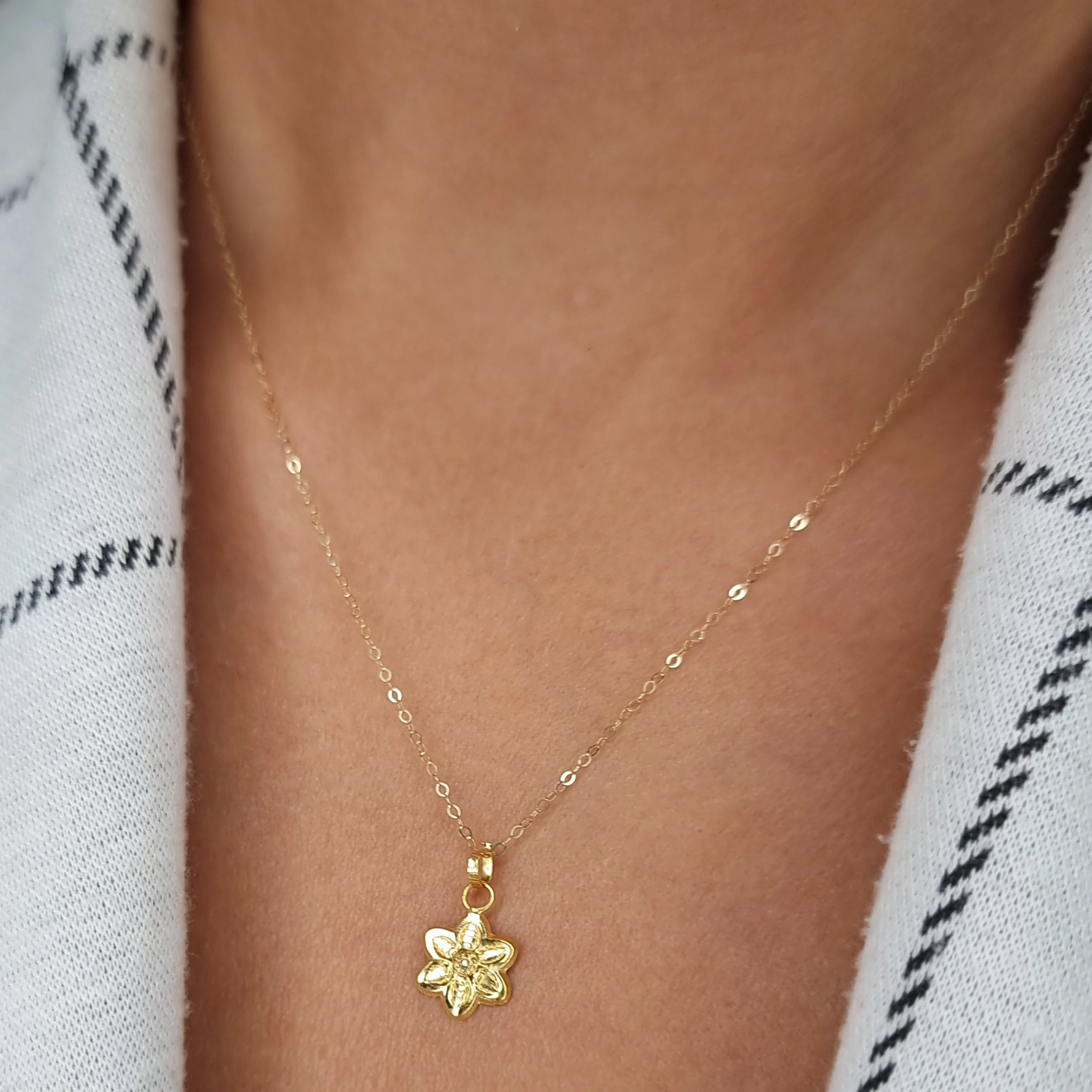 18K Pure Gold Fine Flower Necklace - Image 3
